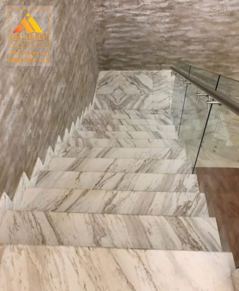 Cầu thang đá hoa cương