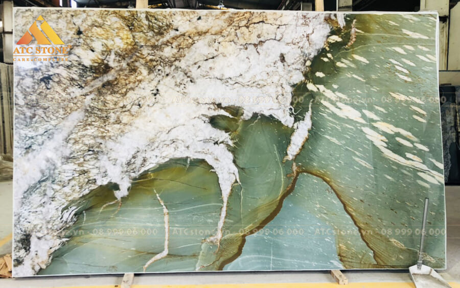 A-QUARTZ-FUCHSITE-CRYSTAL