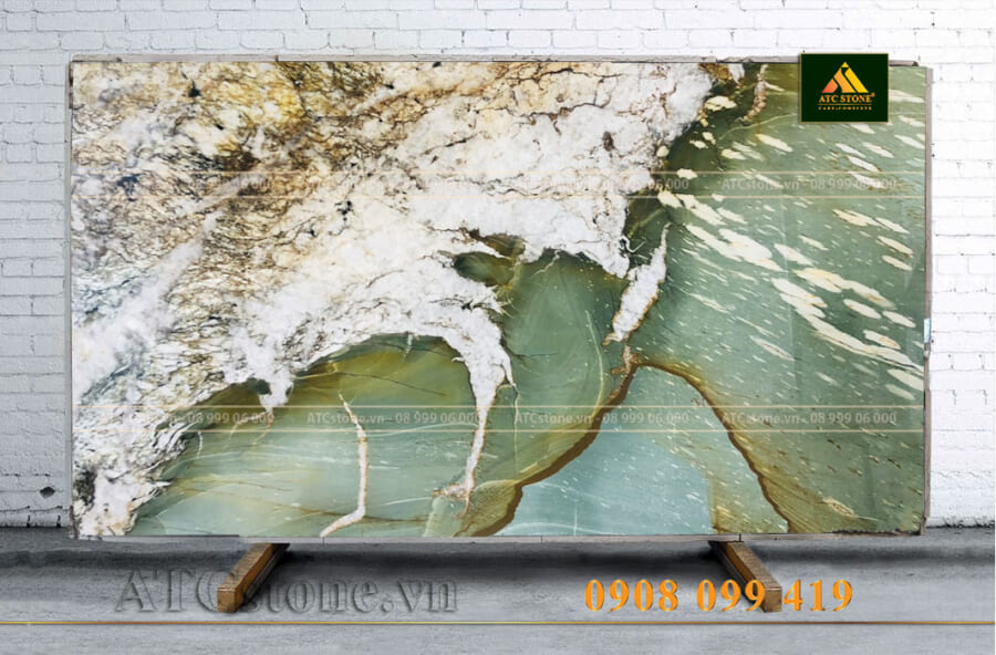A-QUARTZ-FUCHSITE-CRYSTAL
