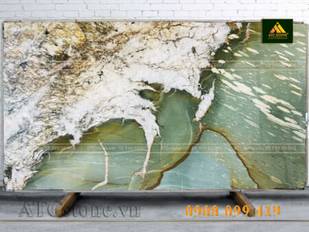 A-QUARTZ-FUCHSITE-CRYSTAL