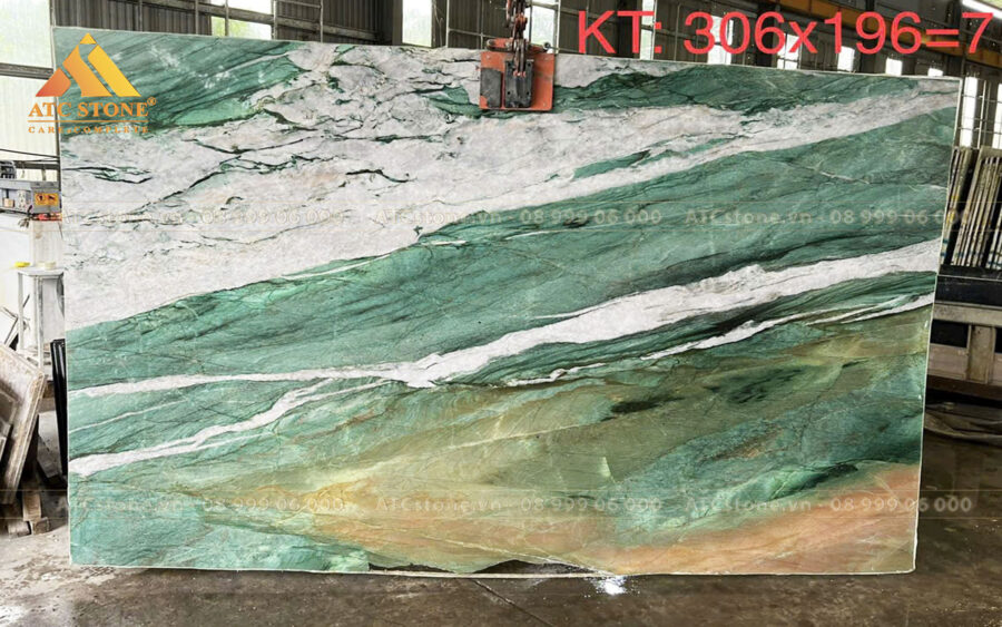 DA-QUARTZ-FUCHSITE-CRYSTAL