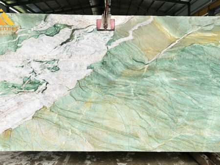 DA-QUARTZ-FUCHSITE-CRYSTALL